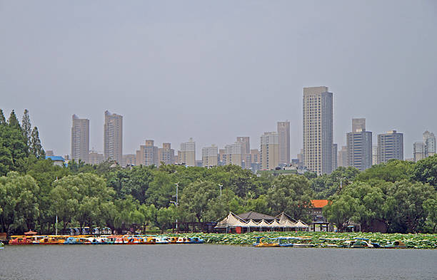 lago y parque en wuhan - hubei province fotografías e imágenes de stock