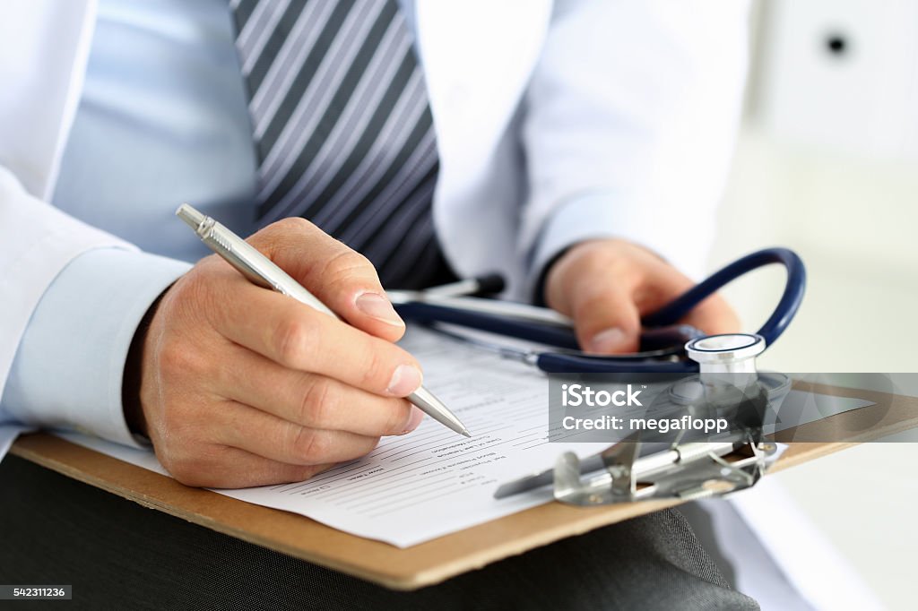 Male medicine doctor hand holding silver pen writing - Royalty-free Dokter Stockfoto