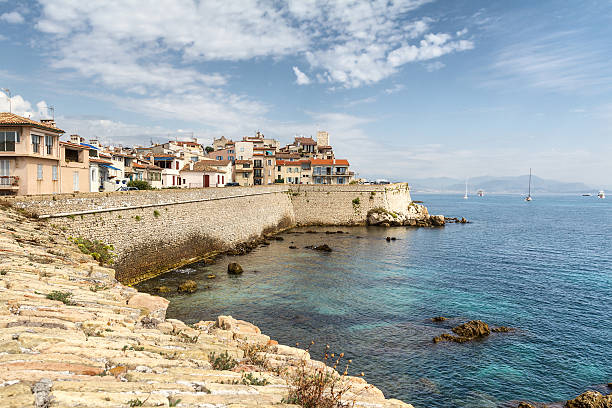 vue panoramique de antibes, sur la côte d'azur - passenger ship flash photos et images de collection