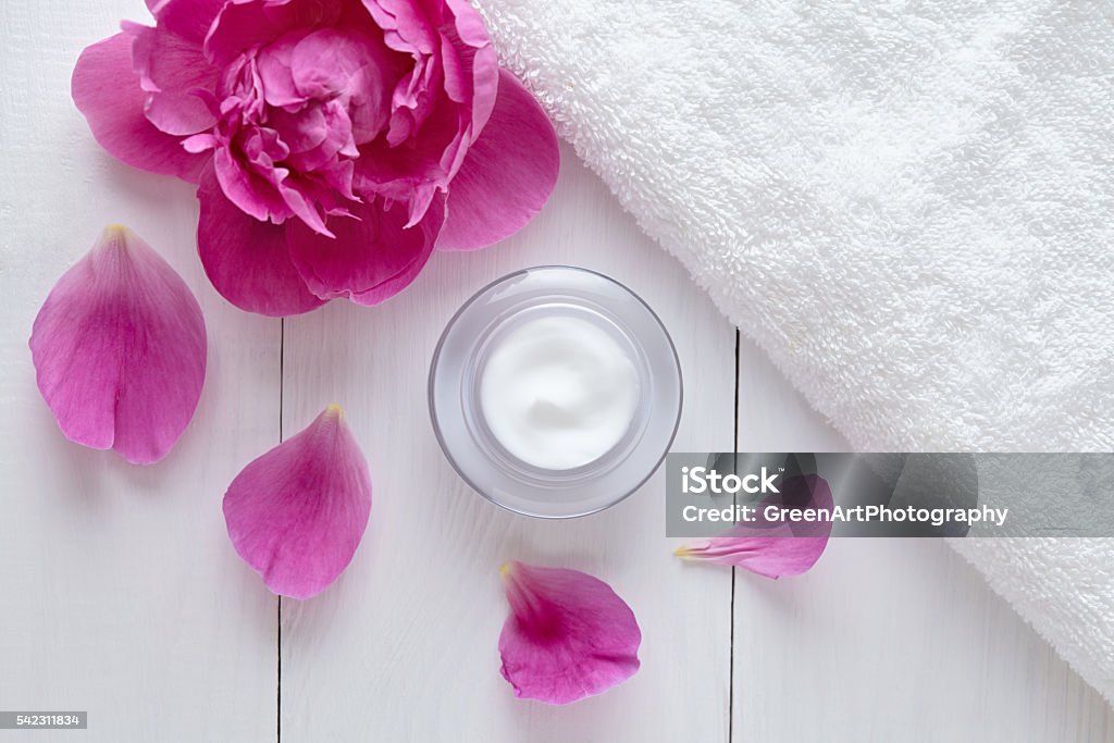 Crema Cosmética A Base De Hierbas Para El Acné Con Flores Vitamina Cuidado De La Piel Crema Hidratante Orgánica Foto de stock y más banco de imágenes de Maquillaje - iStock Crema Cosmética A Base De Hierbas Para El Acné Con Flores Vitamina Cuidado De La Piel Crema Hidratante Orgánica Foto de stock y más banco de imágenes de Maquillaje - iStock