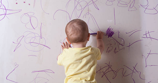 istock Baby boy drawing on plasterboard wall 542312320