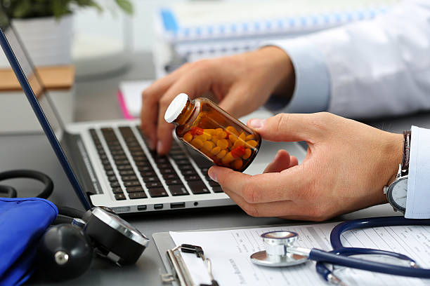 médico de medicina macho manos mantenga el recipiente de píldoras - pharmacist pharmacy pill medicine fotografías e imágenes de stock