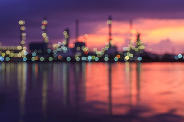 raffineria di petrolio sfocata - refinery factory night petroleum foto e immagini stock