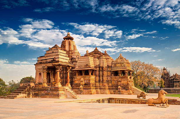 devi jagdambi temple, khajuraho., sitio declarado patrimonio de la humanidad por la unesco - khajuraho india indian culture temple fotografías e imágenes de stock