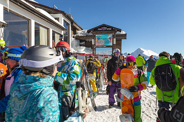 narciarzy ośrodku. kurort narciarski z rosa khutor. soczi. rosja - snowbord zdjęcia i obrazy z banku zdjęć