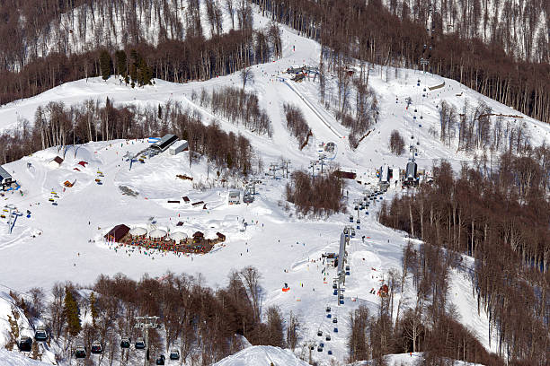 montagna impianti di risalita a stazione sciistica di rosa khutor. sochi, russia - snowbord foto e immagini stock