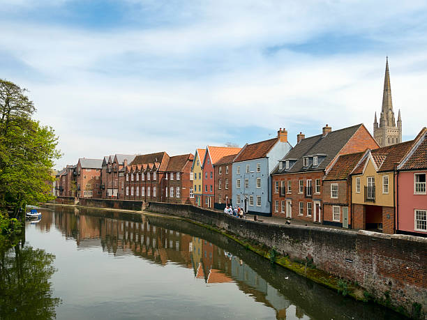 rzeka wensum oraz nabrzeże z fye most, norwich - editorial english culture british culture outdoors zdjęcia i obrazy z banku zdjęć