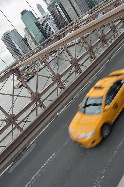 黄色のタクシーをご利用ください。 - street usa bridge new york city ストックフォトと画像