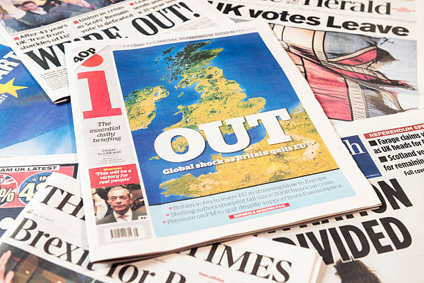 영국 뉴스페이�퍼 frontpages 뒤따라가기 brexit 투표하다 결과 - newspaper newspaper headline election the media 뉴스 사진 이미지