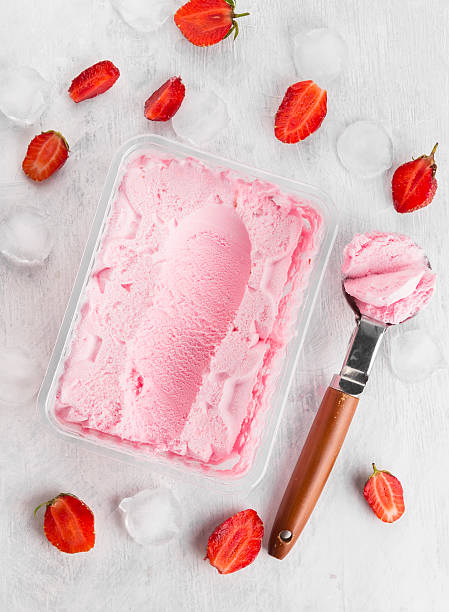 istock Strawberry ice cream in box on a white background 542325338