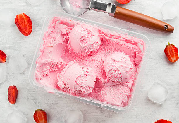 istock Strawberry ice cream in box on a white background 542325768