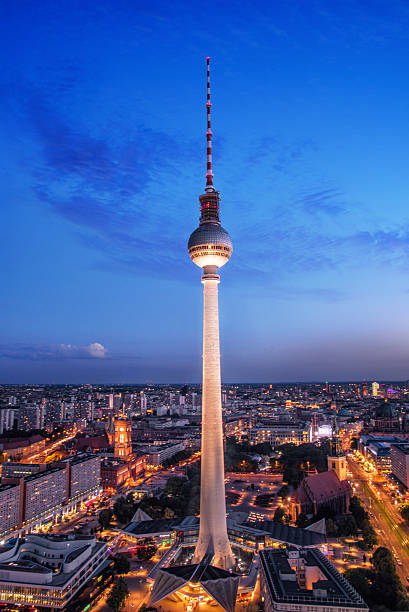 iluminado cidade de berlim forma com torre de televisão no azul hour - berlin germany television tower communications tower alexanderplatz - fotografias e filmes do acervo