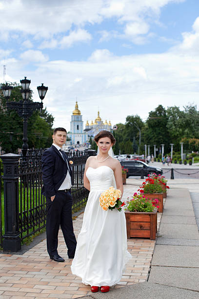 la feliz pareja de recién casados en un paseo por la ciudad - photography people two people male fotografías e imágenes de stock