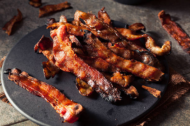 tocino caliente grasiento a la parrilla - tocino ahumado fotografías e imágenes de stock