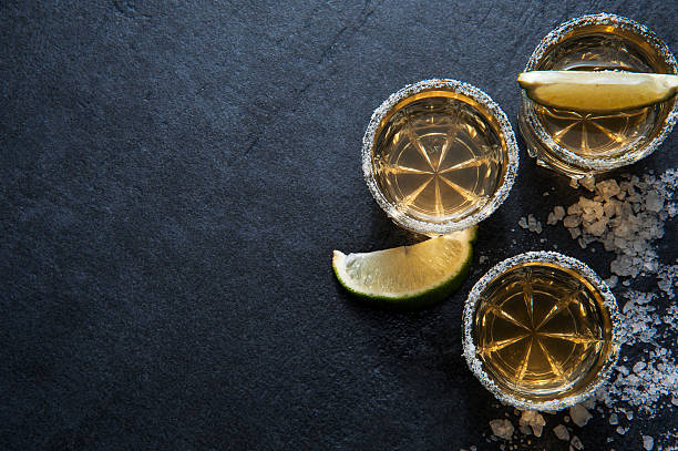 tequila remates com lima fatia, vista de cima - tequila shot imagens e fotografias de stock