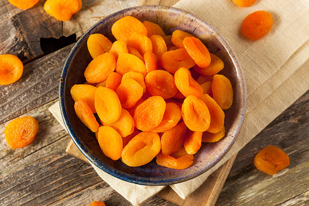 bio rohtrockene aprikosen - dried apricot stock-fotos und bilder