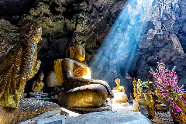 budismo increíble con el rayo de luz en la cueva - thailand asia famous place stone fotografías e imágenes de stock