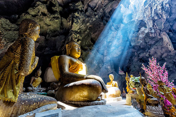 bouddhisme étonnant avec le rayon de lumière dans la grotte - buddha ancient asia asian culture photos et images de collection