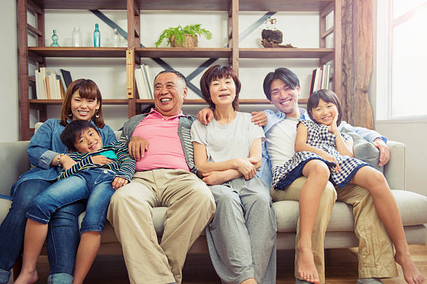 família de geração multi relaxando em casa - listening child grandfather family - fotografias e filmes do acervo