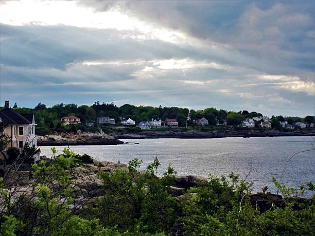 häuser entlang der küste von cape elizabeth, maine. - portland maine stock-fotos und bilder