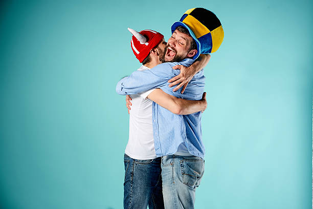 os dois adeptos de futebol em azul - suitor imagens e fotografias de stock