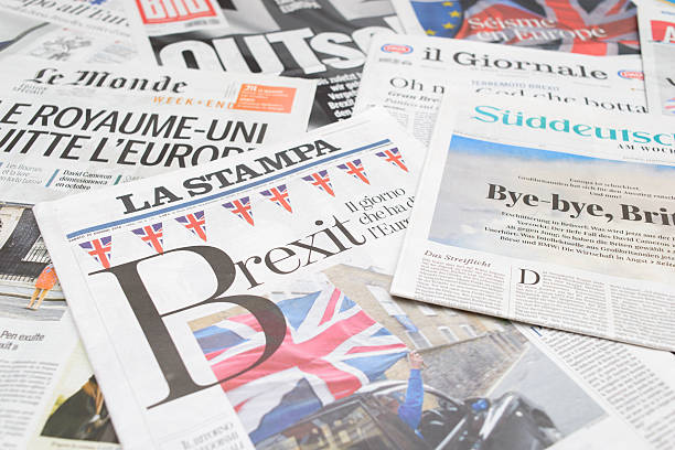 los periódicos de la unión europea de reaccionar a brexit votación - newspaper france photography horizontal fotografías e imágenes de stock