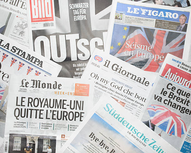 los periódicos de la unión europea de reaccionar a brexit votación - newspaper france photography horizontal fotografías e imágenes de stock