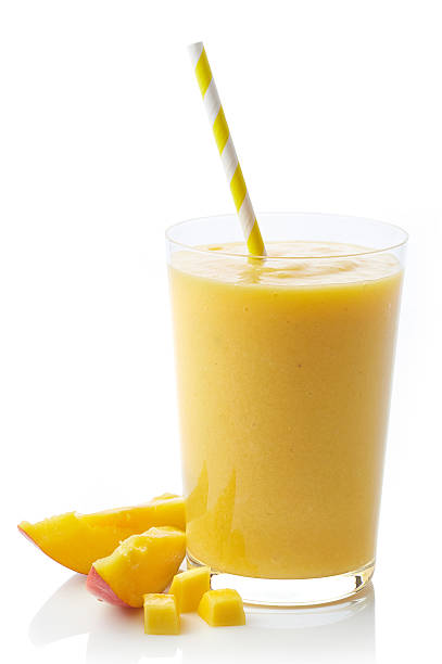 glas-mango-smoothie - drinking straw juice frozen glass stock-fotos und bilder