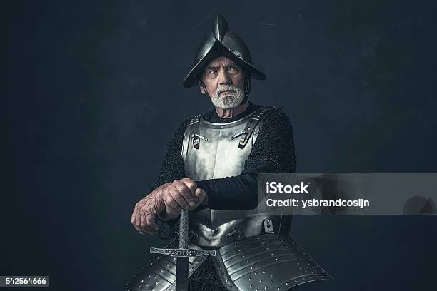 Ritter Mit Bart In Rüstung Auf Schwert Lehnen Stockfoto und mehr Bilder von Mittelalterlich - Mittelalterlich, Ritter, Ganzkörperrüstung