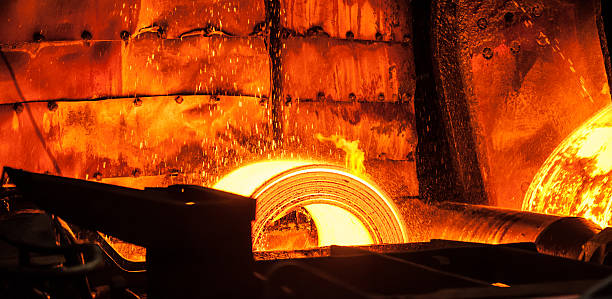 ロールのホットなメタル、コンベアベルト - steel furnace indoors foundry ストックフォトと画像