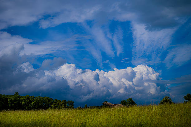 campo nube - vapor trail cirrus sky cloudscape foto e immagini stock