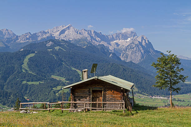 vista del catena montuosa del wetterstein - wetterstein mountains summer hut european alps foto e immagini stock