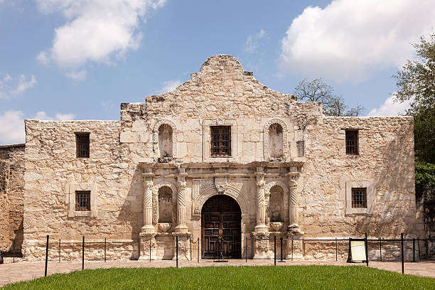 istock Alamo Mission in San Antonio, Texas 542576588