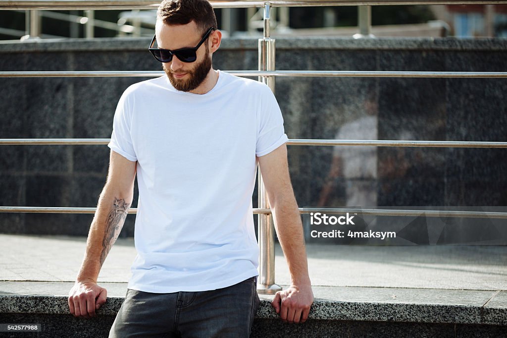 Hipster con camiseta blanca en blanco con espacio para su logotipo - Foto de stock de Camiseta libre de derechos