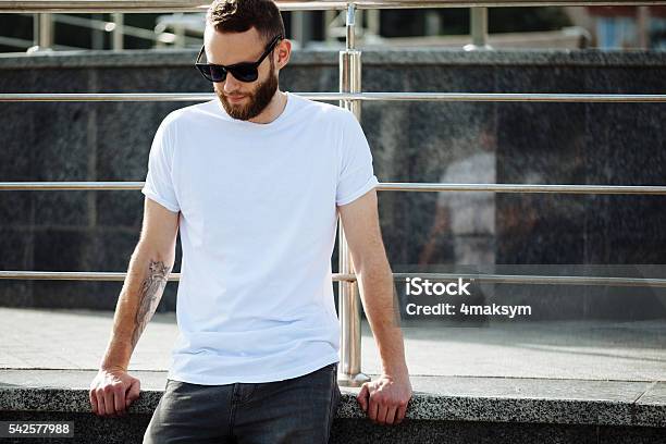 Hipster Con Camiseta Blanca En Blanco Con Espacio Para Su Logotipo Foto de stock y más banco de imágenes de Camiseta