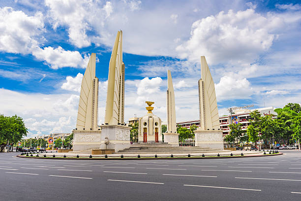 a democracia monumento bangkok - democracy monument - fotografias e filmes do acervo