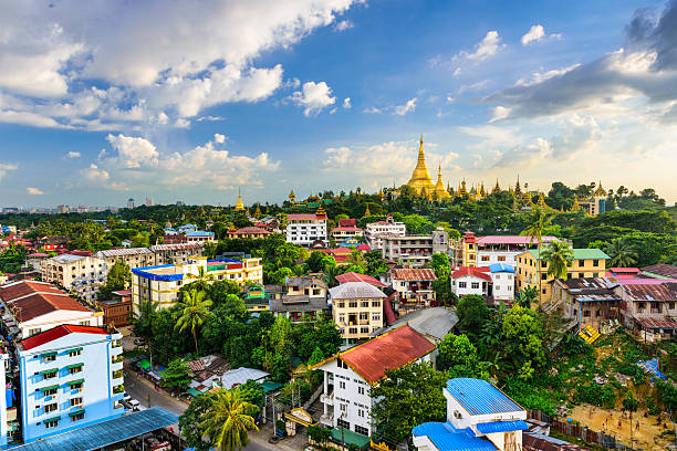yangon, skyline della città del myanmar - shwedagon pagoda immagine foto e immagini stock