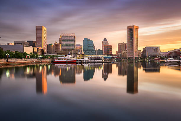 skyline am inner harbor von baltimore - baltimore maryland inner harbor skyline stock-fotos und bilder