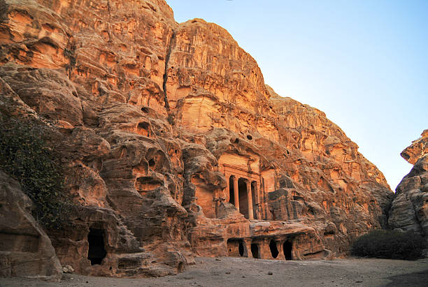 little petra, jordanien - carved rock stock-fotos und bilder