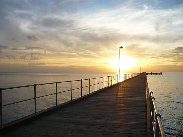 magnifique coucher de soleil au par la jetée - seaford photos et images de collection