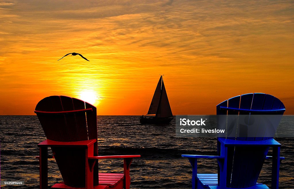 Cadeiras Adirondack com vista para o pôr do sol no Lago Michigan - Foto de stock de Cadeira Adirondack royalty-free