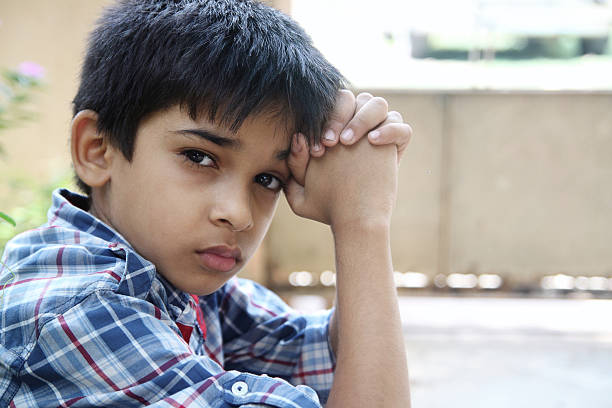 indische kleine jungen - little boys child sadness depression stock-fotos und bilder