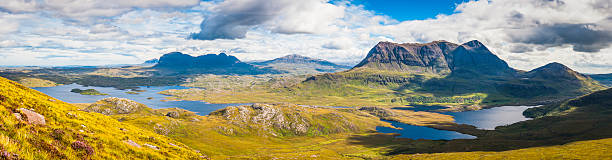 panoramablick über highlands berggipfel wildnis lochs glens schottland - loch assynt fotos stock-fotos und bilder