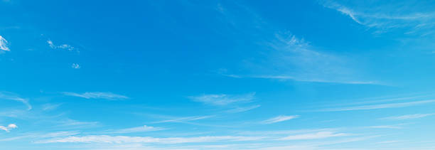 ciel bleu avec des nuages  - cumulus cloud condensation sky blue photos et images de collection