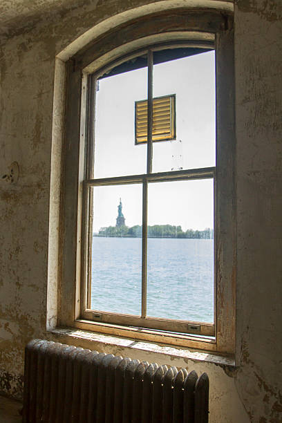 estátua da liberdade através da janela da ilha ellis - statue liberty statue of liberty ellis island - fotografias e filmes do acervo