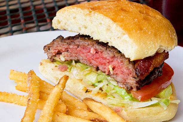 вкусный гамбургер с жареным картофелем - rare стоковые фото и изображения