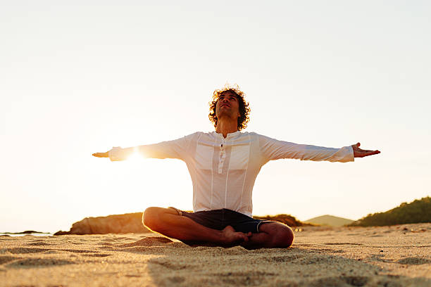 praticare yoga e meditazione di stile di vita sano in estate - sunset yoga young men caucasian foto e immagini stock