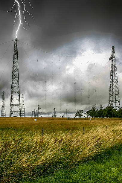 un rayo golpea a los masas de comunicación uhf en rampisham, reino unido - uhf fotografías e imágenes de stock