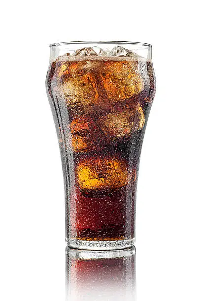 High resolution, digital studio shot of an ice-cold, freshly poured glass of cola in a classic cola glass with ice cubes. Sharply focused, aspirational style shot, showing condensation and a thin layer of foam, with a distinct surface reflection, isolated on a pure white background.