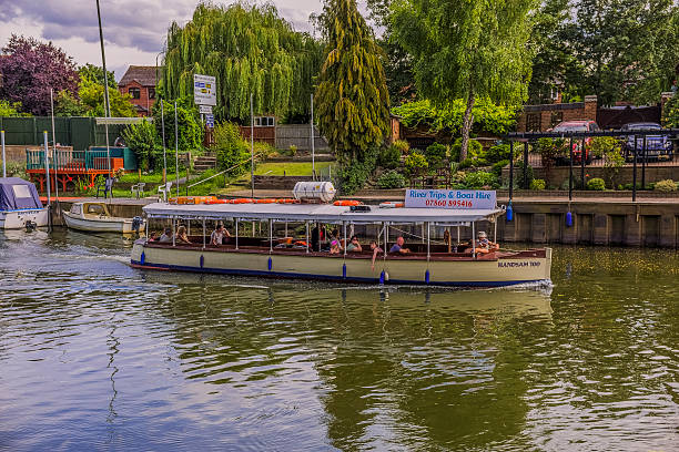 evesham - grass church flood landscape imagens e fotografias de stock